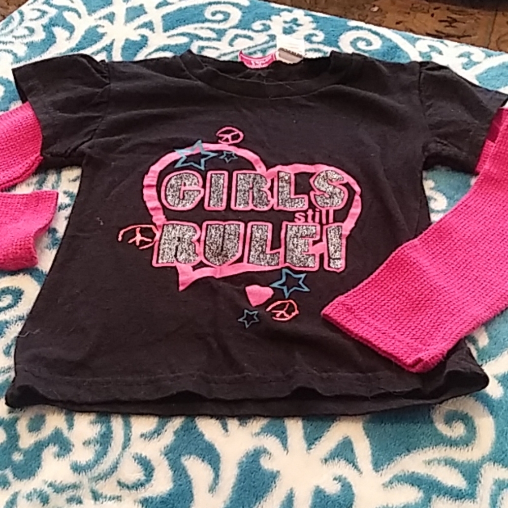 Size 5/6 but fits like a 3t long sleeve shirt